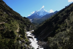 Floden Dudh Kosi och Ama Dablam (6812 m), EBC-trekken mellan Tengboche och Dingboche.