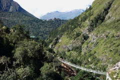 Bro över floden Dudh Kosi längs EBC-trekken mellan Tengboche och Dingboche.