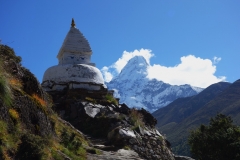 Stupa och Ama Dablam (6812 m), EBC-trekken mellan Tengboche och Dingboche.