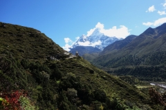 Stupa och Ama Dablam (6812 m), EBC-trekken mellan Tengboche och Dingboche.