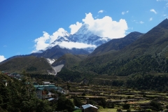 Del av Pangboche med Ama Dablam (6812 m) i bakgrunden, EBC-trekken mellan Tengboche och Dingboche.
