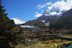 Del av Pangboche med Ama Dablam (6812 m) i bakgrunden, EBC-trekken mellan Tengboche och Dingboche.