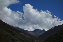 Vackra byn Somare i bildens underkant med Lhotse-massivet i bakgrunden, EBC-trekken mellan Tengboche och Dingboche.
