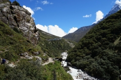 Byn Somare närmar sig, EBC-trekken mellan Tengboche och Dingboche.