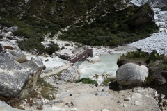 Bron över Lobuche-floden några meter ovanför mötet med Imja Khola-floden.