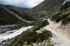 Leden längs Imja Khola-floden en bit nedanför Dingboche.