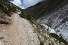 Leden längs Imja Khola-floden en bit nedanför Dingboche. Till höger i bild en del av Chula-glaciären.