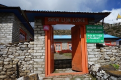 Entrén till Snow Lion Lodge, Dingboche.