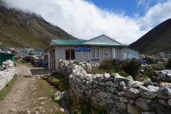 På promenad upp genom Dingboche. Acklimatiseringstrek!