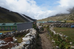 På promenad upp genom Dingboche. Acklimatiseringstrek!