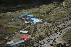 Stupan och Snow Lion lodge från höjden ovanför Dingboche.