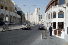 Gatuscen längs Ali Bin Abdullah Street, Doha.