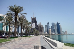 The Corniche med skyskraporna i stadsdelen West Bay i bakgrunden, Doha.