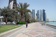 The Corniche med skyskraporna i stadsdelen West Bay i bakgrunden, Doha.