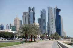 The Corniche med skyskraporna i stadsdelen West Bay i bakgrunden, Doha.