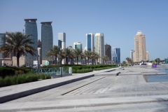 The Corniche med skyskraporna i stadsdelen West Bay i bakgrunden, Doha.