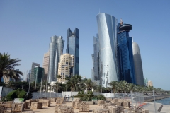 The Corniche med skyskraporna i stadsdelen West Bay i bakgrunden, Doha.
