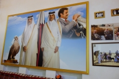 Målning föreställande emiren av Qatar med jaktfalk, Falcon Souq, Doha.