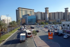 Utsikt från gångbron på väg till tunnelbanan från mitt hotell, Deira, Dubai.