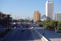 Utsikt från gångbron i västlig riktning med Burj Khalifa väl synlig längst bort i bild, Deira, Dubai.