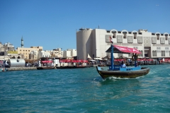 På Dubai Creek i båten på väg till Dubai Old Souq Marine Transport Station, Bur Dubai.