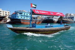 På Dubai Creek i båten på väg till Dubai Old Souq Marine Transport Station, Bur Dubai.