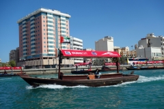 På Dubai Creek i båten på väg till Dubai Old Souq Marine Transport Station, Bur Dubai.