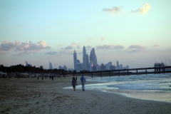 Jumeira Beach i riktning söderut vid Burj Al Arab, Dubai.