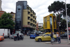Min promenad till busstationen i Tirana tog mig förbi stadsdelar jag aldrig sett tidigare.