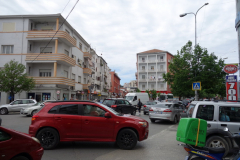 Gatuscen i närheten av busstationen i Durrës.