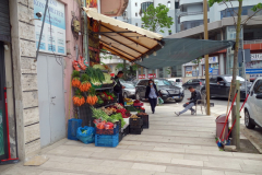 Fruktförsäljning på en trottoar i Durrës.