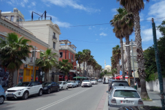 Gatuscen längs vackra Bulevardi Epidamn, Durrës.