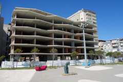Konkursmässigt eller icke ej färdigbyggt hotell på bästa läge vid stranden i centrala Durrës.