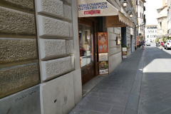 Skylt utanför restaurangen där man skryter om att man har världens bästa glutenfria pizza. Efter att ha ätit pizzan här måste jag säga att det var svårt att skilja den från en vanlig pizza.