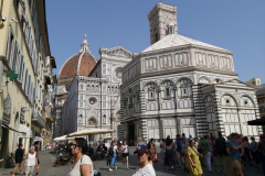 Basilikan The Baptistery of St. John i förgrunden och katedralen Santa Maria del Fiore (Duomo di Firenze) i bakgrunden, Florens.