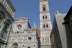 Tre fantastiska byggnadsverk. Från vänster till höger: Basilikan The Baptistery of St. John, katedralen Santa Maria del Fiore (Il Duomo) och Giotto's Bell Tower, Florens.