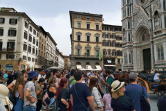 Turister utanför Santa Maria del Fiore (Il Duomo), Piazza di San Giovanni, Florens.