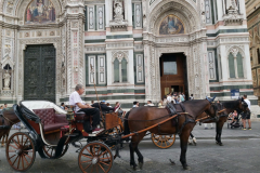 Häst och vagn i väntan på turister att skjutsa, Santa Maria del Fiore (Il Duomo), Piazza di San Giovanni, Florens.
