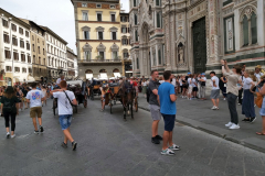 Turister utanför Santa Maria del Fiore (Il Duomo), Piazza di San Giovanni, Florens.