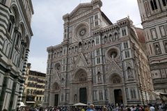 Från vänster till höger: Basilikan The Baptistery of St. John, katedralen Santa Maria del Fiore (Il Duomo) och Giotto's Bell Tower, Piazza di San Giovanni, Florens.