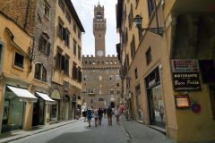 Gatuscen i centrala Florens med Palazzo Vecchio i bakgrunden.