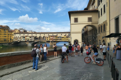 Bron Ponte Vecchio till vänster och Corridoio Vasariano till höger i bild, Florens.