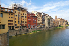 Arkitekturen längs floden Arno vid bron Ponte Vecchio, Florens.