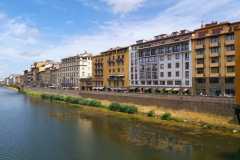 Arkitekturen längs floden Arno vid bron Ponte Vecchio, Florens.