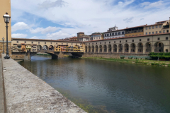 Bron Ponte Vecchio till vänster och Corridoio Vasariano till höger i bild, Florens.