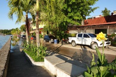 Översvämmad gata vid sjön, Isla de Flores.