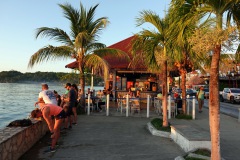 Mysig restaurang vid sjön, Isla de Flores.