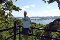 Stefan uppe på Mirador Rey Canek med Isla de Flores i bakgrunden, San Miguel.