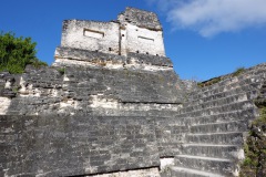 Byggnad i Acrópolis del Norte, Plaza Central, Tikal.