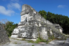 Byggnad i Acrópolis del Norte, Plaza Central, Tikal.